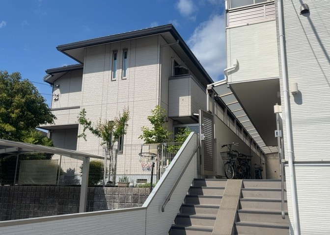 バルコニーは、建物内から室外へ楽に出入りできる便利なスペースです。また、バルコニーには手すりを付けることが義務付けられており、手すりの高さは110cm以上で施工することが建築基準法で定められています。