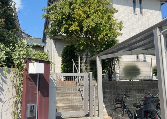 玄関は家の顔と言っても過言ではありません。現地を見学する際は玄関の広さや全体のバランスなどを見てみるといいでしょう。一般的なアプローチのしやすさだけではなく、お年寄りにも優しい設計のものだと安心です。