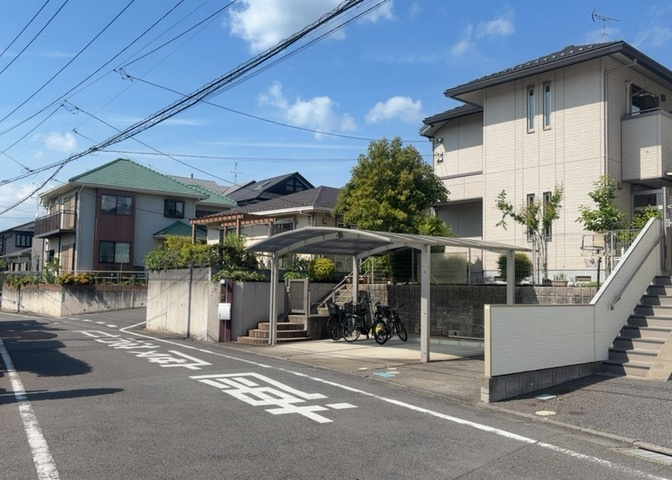 住宅用の土地では前面道路に2m以上接していなければならないと法律で定められています。しかし、お持ちの車のサイズやライフスタイルなどにより、2mでは利便が悪い場合もございますので、事前に確認しましょう。