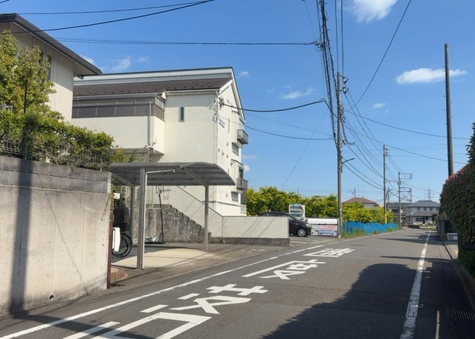 道幅が広い場所は日当たりや風通が良好です。幅が広いのですれ違いも可能ですし大きな車でも駐車可能！一方で、大型車が通ることも多くなるため交通量の増加により騒音に繋がります。また土地の値段が高くなります。