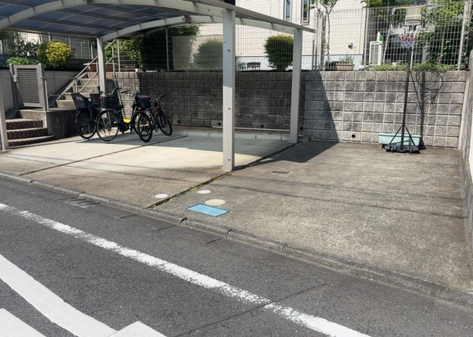 駐車場と明記されていても、最小スペースでつくられた駐車場だと大型車は駐車できなかったり、出入りしにくくなったりする可能性があります。お車のサイズと購入したい物件の駐車場のサイズを現地で確認しましょう。