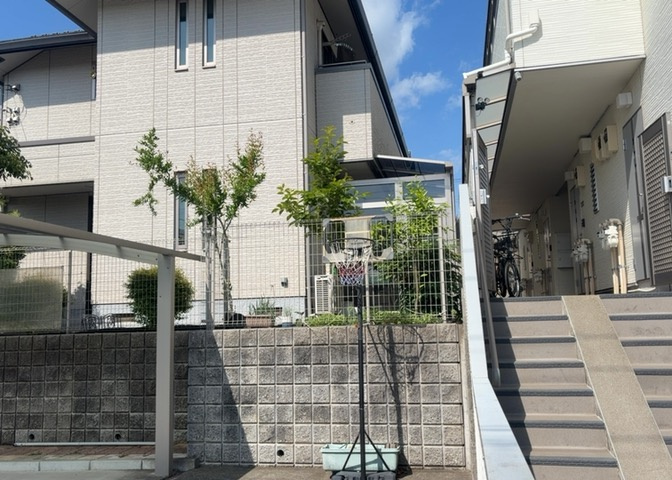 庭があることでガーデニングや家庭菜園はもちろん、こどもの遊び場やペットを放して遊ぶことができます。また、家の周囲に余裕があるということです。隣地との間があれば、十分な日当たりと、風通しが確保できます。