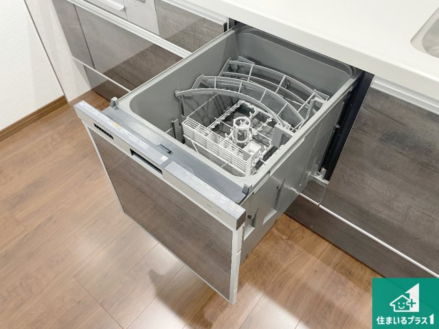 食事後の一仕事、食器洗いをボタン一つでお任せできちゃいます！場所を取らないビルトイン式なので、お料理スペースもしっかり確保！