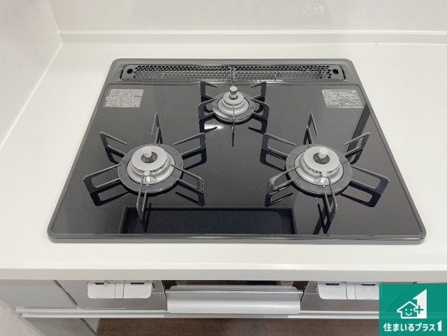 ダブル高火力Ｓｉセンサー付きコンロ！3口あるので、まとめて料理をする時も大活躍！