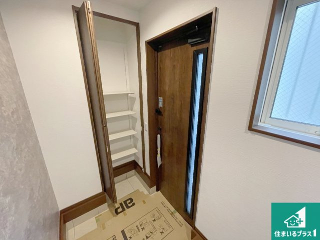 シューズボックスにはたくさんの靴が収納できるので玄関周りはいつもスッキリ！ご家族が増えても安心！