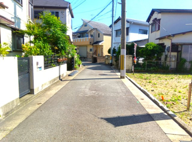 前面道路を含む現地写真です。　（前面道路　約4ｍ）