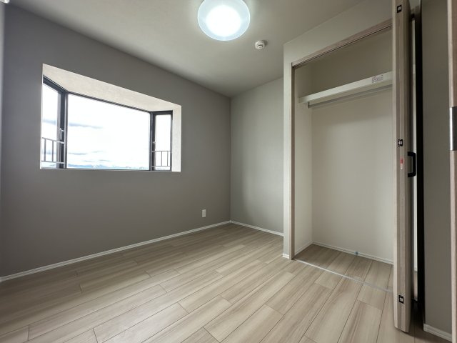 収納付きでお子様の成長に合わせた家具の配置がしやすいお部屋です。