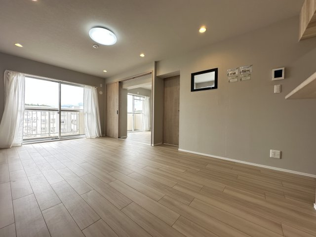 広いのLDKは家具の配置の悩みもなく開放的な空間になっているので、是非ご見学ください。