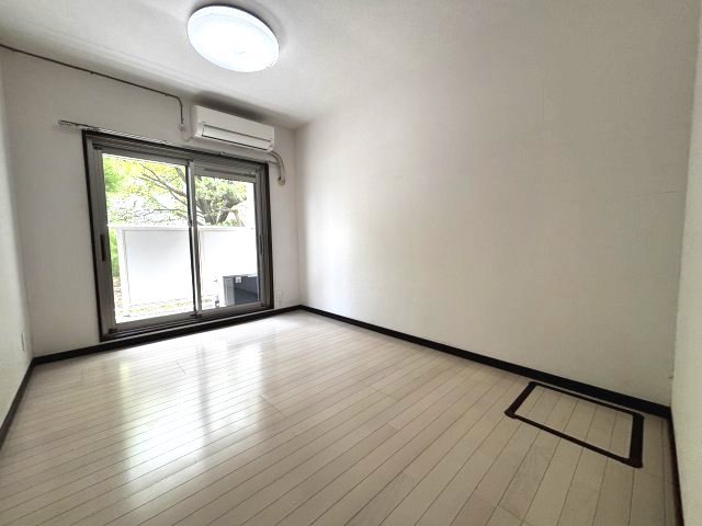 南側の洋室です