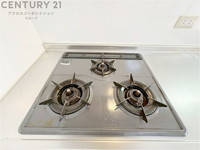 多数の調理器具を同時に使用でき、料理の効率化が可能。省エネで節約になり、様々な料理スタイルに適応できます。また、火力調整が独立しており、手入れや掃除もしやすく、今よりもっとお料理が楽しくなるかも。
