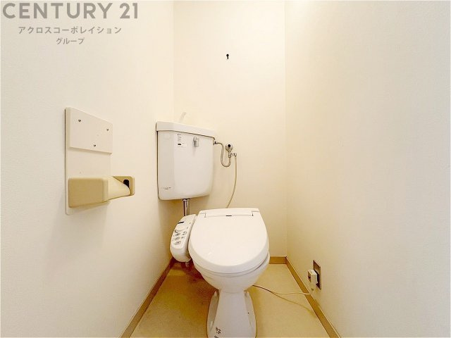 温水洗浄便座付トイレは温水洗浄機能により、暖かい水でおしりを洗浄することができ、冷たい水を使う従来の便座に比べ、温水洗浄機能で暖かいトイレを提供し、快適な使用を可能にします。