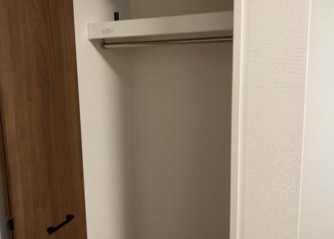 衣類や生活用品をたっぷりと収納できるクローゼットを備えております。お部屋の物品をすっきりと整理整頓できるため、居住スペースを有効に活用でき、いつでも綺麗な室内環境を維持することが可能です。