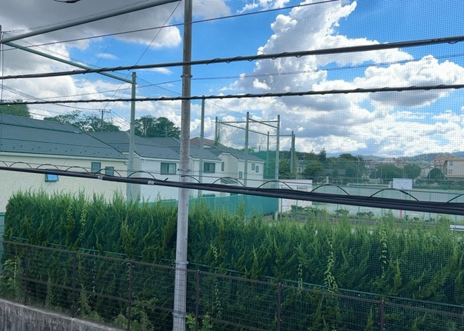 物件周辺は閑静な住宅街が広がっており、落ち着いた住環境が保たれています。バルコニーや窓からは開放感のある穏やかな街並みを望むことができ、日々の暮らしに安らぎを与えてくれる展望となっています。