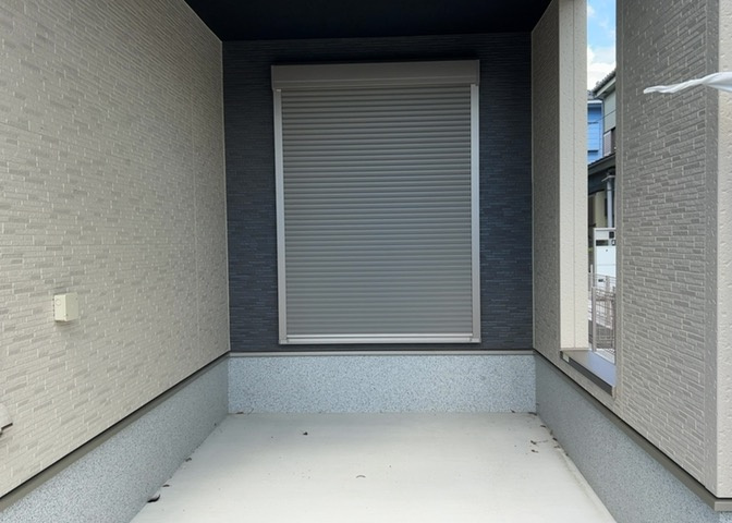 大切なお車を雨風から守ることができる屋内車庫タイプの駐車スペースを完備。乗降や荷物の出し入れもスムーズに行えます。お持ちの車種やサイズに関するご質問もお気軽に住まいの広場までご相談ください。