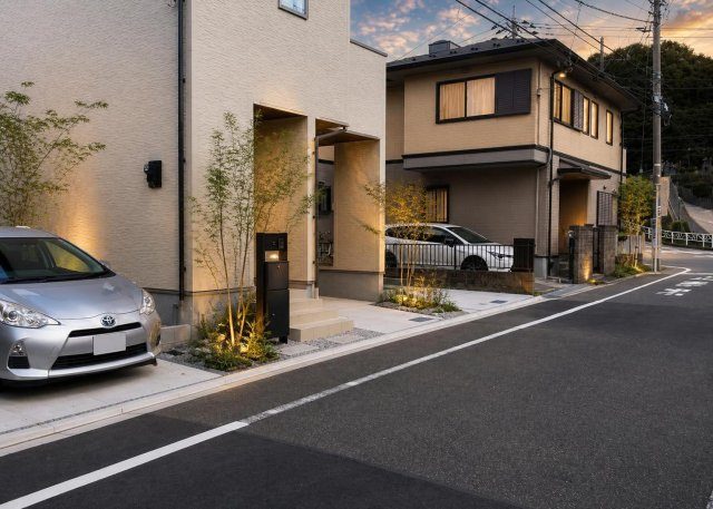 物件の西側には幅約6．0ｍの前面道路が接しており、お車の出し入れやすれ違いもスムーズに行えます。車通りの少ない静かな環境となっており、小さなお子様がいるご家庭も安心して生活していただけます。