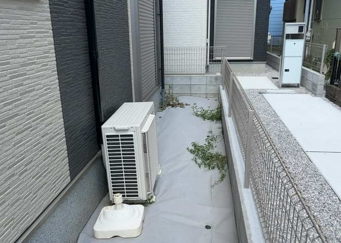 敷地面積90．10？の本物件には、多目的に利用できる庭スペースも確保。ガーデニングを楽しんだり、お子様やペットの遊び場としても活用いただけます。隣地との適度な距離感も確保され陽当りも良好。