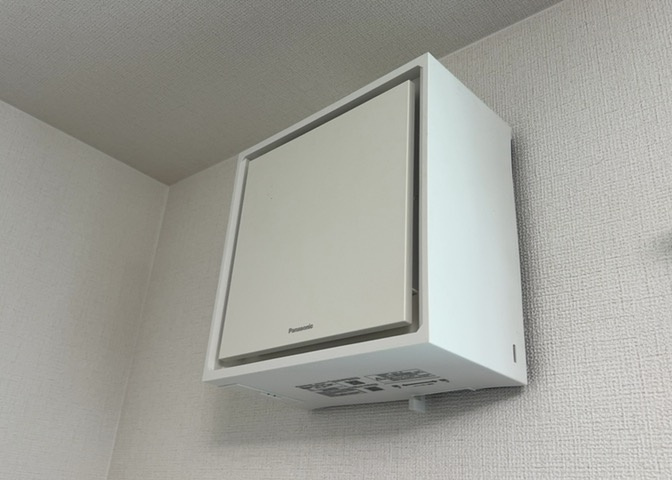 快適な室内環境を維持する24時間換気システムを搭載。いつでも新鮮な空気を循環させ、湿気や結露の発生を防ぎます。アレルギー対策やハウスダスト抑制にも効果的で、健康的な暮らしを支えてくれます。
