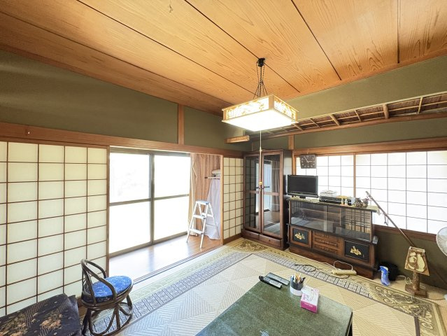 続き間として使える和室は、開放的な空間としても活用可能。襖を開ければ広々とした一体空間になり、家族団らんや来客時にも便利です。天井や建具の木の温もりが感じられ、落ち着いた和の雰囲気を大切にした住まい。
