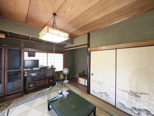 落ち着いた雰囲気の和室は、ゆったりとくつろげる癒しの空間。障子からやわらかな光が入り、日中も明るく過ごせます。床の間や収納も備わっており、季節の飾りや荷物の整理にも便利。