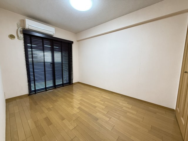 約6.1帖の洋室は主寝室としても使いやすい広さです。ベッドやデスクを配置しても余裕があり、ゆったりとした空間を確保することができます。家具の配置がしやすく、壁面を有効活用できるのもポイントです。