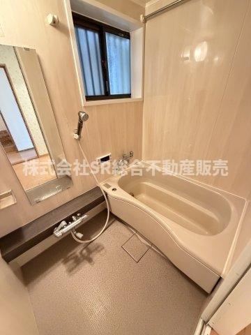 足を伸ばしてゆったりと浸かれる浴槽です♪