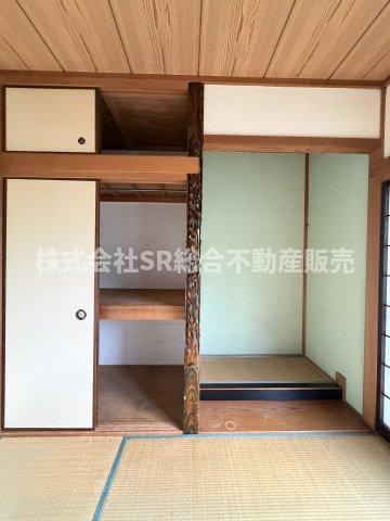 和室らしい床の間もあり、押入は容量たっぷりです！