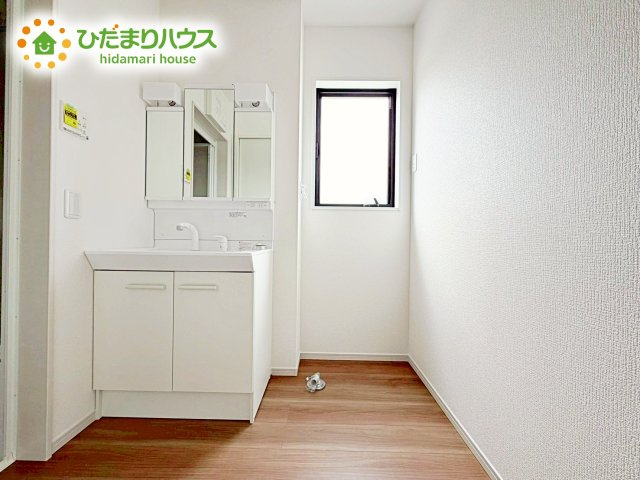 大きな三面鏡の独立洗面。鏡の後ろは収納となっているのでスッキリと整理できます！