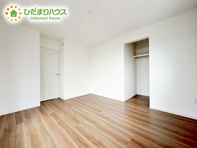 バルコニーに面していて、たっぷり光りの入る明るい主寝室です！