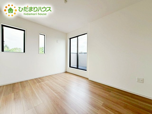 白い壁の洋室は、太陽の光だけでも十分明るく感じられますね