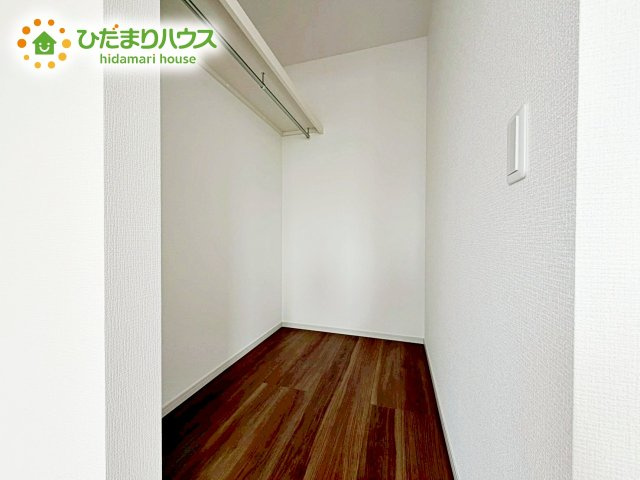 衣類も小物もまとめて収納できます！しまう場所に迷わず、毎日の身支度がスムーズになるウォークインクローゼットが備わっております。