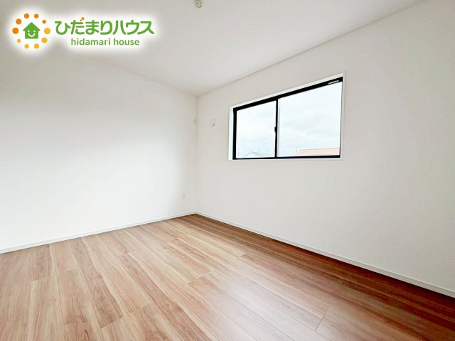 明るい洋室。たっぷり収納があるから、お部屋をいつもすっきりキープ。ナチュラルテイストのインテリアがお好きな方におすすめです。