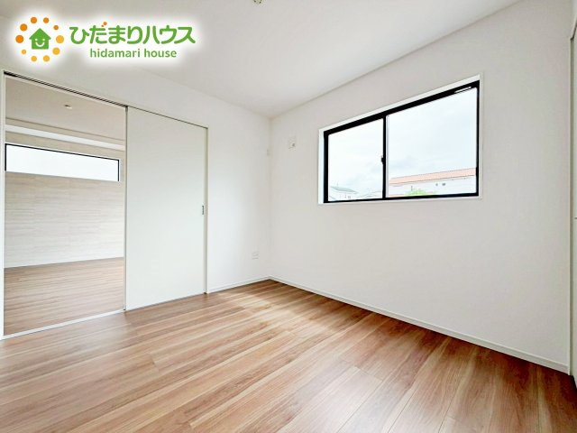 リビングとフラットに繋がる洋室は、多目的に活用できる便利な空間です。