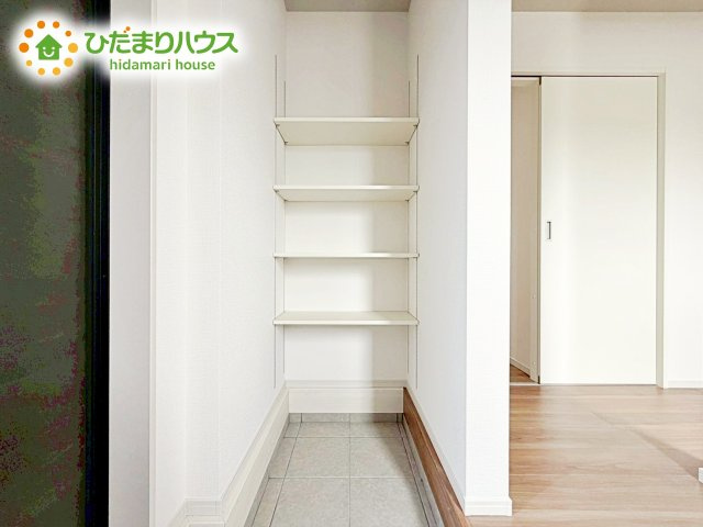 玄関収納充実。明るい光が差し込む清潔感あふれる玄関。