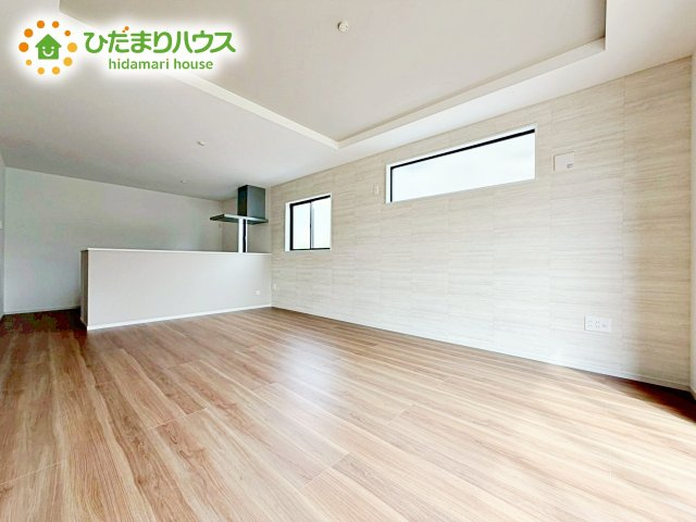 家族との大切な時間を多く過ごすリビング。ゆったりとした広さのある空間で会話も弾みます♪大きい窓からは明るい日差しが差し込みます。居心地の良いリビングでおうち時間を楽しんで！