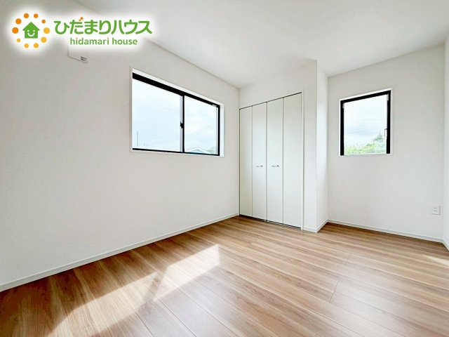 二面採光の設計で明るい時間帯は陽が入り、リラックス出来るお部屋となっています。