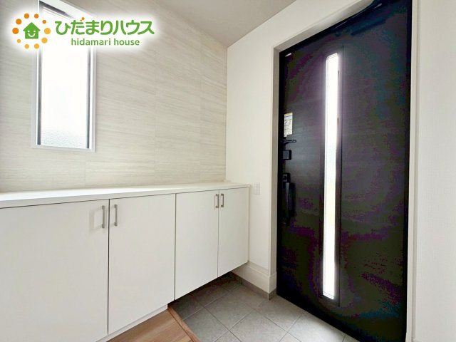鍵や小物類を置けるスペースが確保できるため、散らかりがちな玄関をすっきりと保てます。