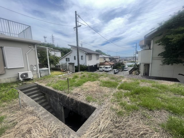 敷地内には地下駐車場が設けられています。雨や直射日光から大切なお車を守りやすく、天候を気にせず乗り降りできるのも魅力です。土地の広さに加え、既存設備を活かした活用方法もご検討いただけます。