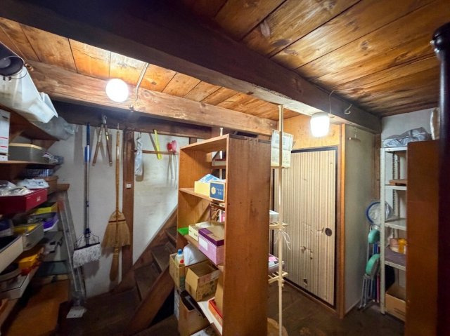 敷地内には2階建ての本格的な土蔵（倉庫）を完備。しっかりとした階段で2階のフリースペースへと繋がっており、お荷物の整理や出し入れもスムーズに行えます。