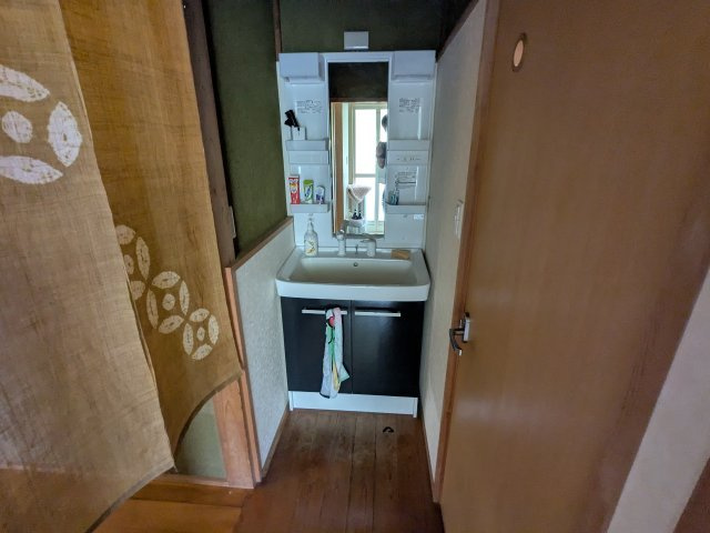 小物類をすっきり整理できるポケット付き洗面台。忙しい身支度の時間も快適スムーズに整えられます。