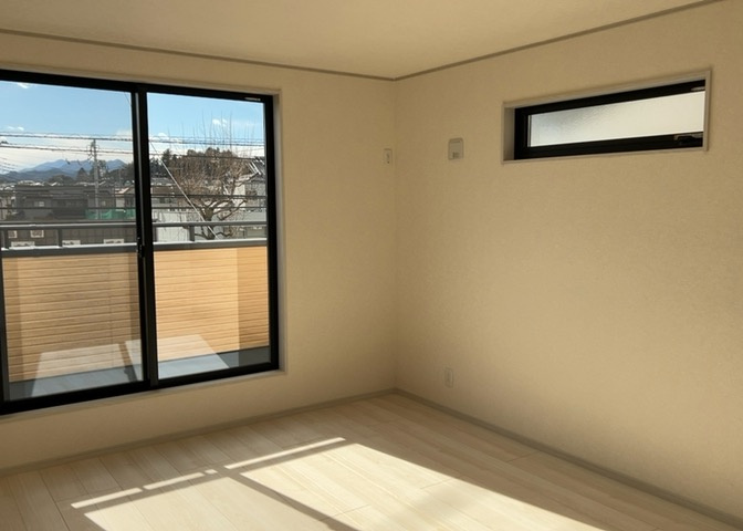 洋室のメリットは重い家具が置きやすく、身の回りが整理しやすいことです。　床がフローリングのため畳とは異なり凹みにくいです。　クローゼットなど収納が豊富で、普段使わない旅行カバンや服の整頓も簡単にです。