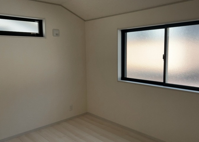 寝室でゆっくりと過ごすためにはベッド周りの適度な空間を担保することや窓の位置、照明の明るさ、寝室の広さなどを考える必要があります。自身や家族の構成とライフスタイルに併せて寝室にする部屋を選びましょう！