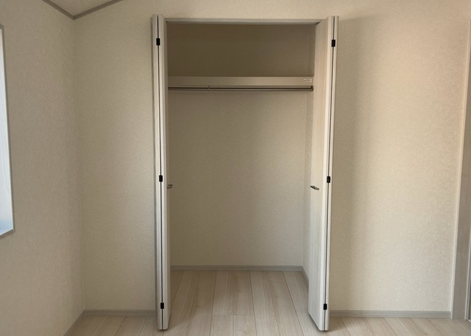 デザイン性を重視しすぎて収納が少なかった！なんてことにならないため、事前に現地で収納の数を確認しておくことをお勧めします。クローゼット以外にも床下収納や屋根裏収納、パントリーなどもチェックしましょう。