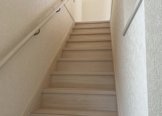 建物の上下階の通路である階段は、その位置によって動線や室内の印象が大きく左右されます。手摺にも重要な役割があり、転倒の防止・歩行や動作を円滑にして日常生活を支えることを主な目的として設置されています。