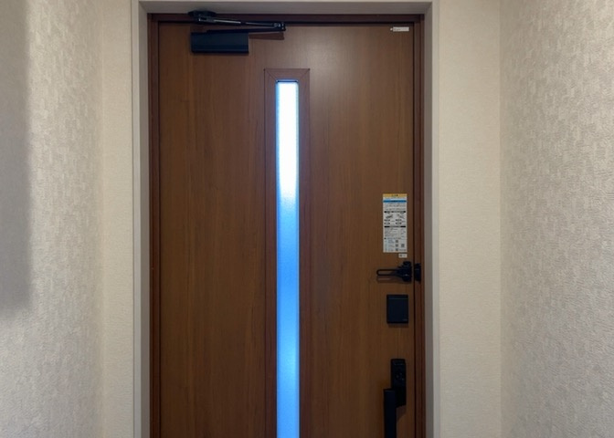 玄関は家の顔でもあり、家族以外の目にも止まる場所です。玄関は外との間を仕切る扉、靴などをしまっておく収納スペース、靴脱ぎのたたきスペース、来客とのやり取りをするドアホンなど複数のアイテムからなります。