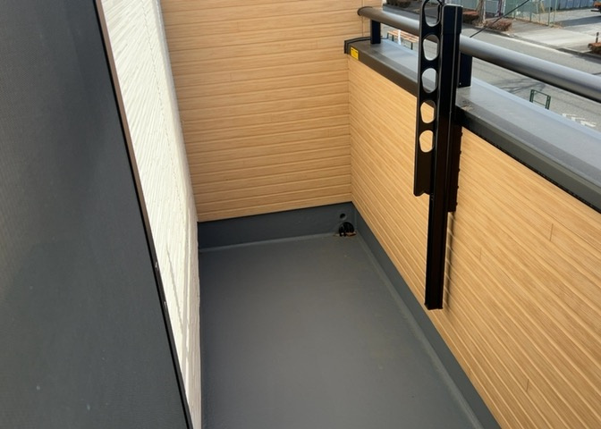 バルコニーは、室外の専用スペースのうち、「屋根がなく開放された空間」であるものを指します。ベランダより広いタイプのものが多く、日当たりもよいため家庭菜園などを楽しみたい人にとって適した環境となります。