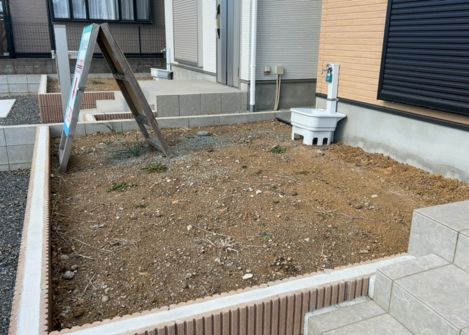 庭があることでガーデニングや家庭菜園はもちろん、こどもの遊び場やペットを放して遊ぶことができます。また、家の周囲に余裕があるということです。隣地との間があれば、十分な日当たりと、風通しが確保できます。