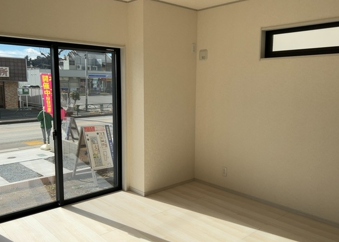 L型アイランドタイプは、キッチンからダイニングにもリビングにも目が行き届くので、とても使いやすい配置です。L字型独立タイプは、キッチンを独立させてるためLDKというよりもLDといった様なイメージです。