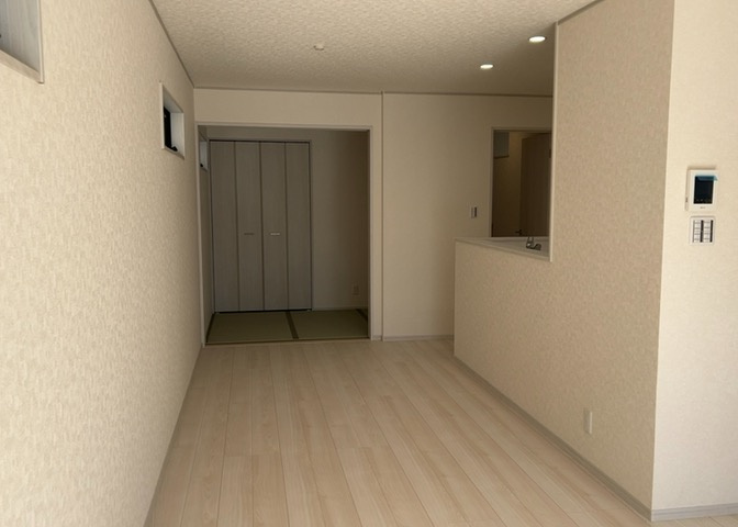 ダイニングは、食事や家族の団らんスペースとしてだけではなく、ほかの用途としても使用することができます。ダイニングテーブルを置き、食事のためのスペースを作ることでリビングとの差別化を図ることができます。