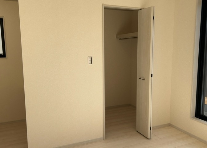 ウォークインクローゼットがあれば、クローゼット内でコーディネートが完成できますし、季節の変わり目に行う衣替えの手間も省けます。また、スーツケースなど大きいものもしまうことができ使い勝手がよいです。