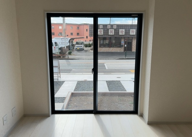 サッシとは、ガラス窓に使用される金属製の窓枠のことです。一般的に住宅建築では、金属製建具工事の段階で備え付けるもので、ガラス類や玄関、バスルームのスチール製のドアなどと同じタイミングで工事を行います。